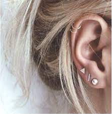 The piercing itself is usually made with a small gauge hollow piercing needle, and typical jewelry would be a small diameter captive bead ring, or a stud. Minimalistische Susse Knorpel Helix Ohr Piercing Ideen Fur Frauen Wired Metal Trian Durchdringendeidee Helix Piercing Tiny Stud Earrings Ear Piercings Tragus