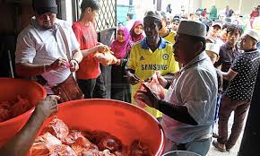 Syarat dan ketentuan pembagian daging kurban adalah sebagai berikut : Hukum Beri Makan Daging Korban Kepada Non Muslim Ini Penjelasan Mufti Wp