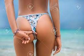海のビーチで水着姿の美女の裏スリムなクローズ アップの美しい高級。セクシーな日焼けした体は、平らな胃、完璧な図。熱帯の島の残りの部分します。セクシーなお尻の写真素材・画像素材  Image 86941487
