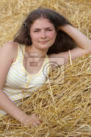 Eine Schone Junge Madchen Liegt Auf Heuboden Leinwandbilder Bilder Womanlike Heuernte Bestechend Myloview De