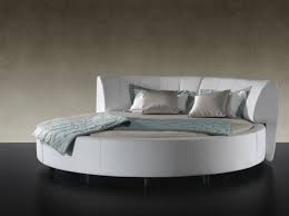 Il letto rotondo è una nuova interpretazione di un intramontabile classico del design moderno. Letto Rotondo Moderno E Originale