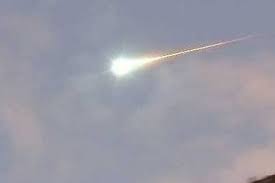 Il segreto per non far cadere i satelliti in orbita intorno alla terra sta in una formula che calcola la velocità che permette di vincere la forza di gravità: Colpito E Ucciso Da Un Meteorite Nel 1888 In Iraq E Il Primo Caso Documentato La Repubblica