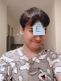 Tóc uốn sóng mái xéo so le để gương mặt trong dài hơn và thon gọn hơn. Vlogger Huy Cung Tá»• Chá»©c Ä'am Há»i Vá»›i Báº¡n Gai Xinh NhÆ° Hot Girl