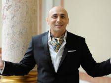 Aceasta este pianista si solista vocala. Marcel Pavel Coronavirus