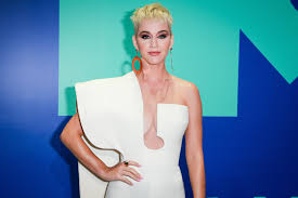 Последние твиты от katy perry (@katyperry). Katy Perry Enthullt Sie Gab Sich Fruher Als Zooey Deschanel Aus