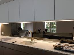La crédence est un élément décoratif à part entière de la cuisine, au même titre que le plan de travail et les façades des meubles. Credence En Verre Ile De France Specialiste Miroiterie Perspective Verre