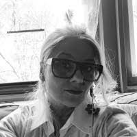 Lisa Hambleton's Instagram, Twitter & Facebook