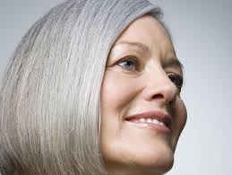 Ils peuvent ponter le bout de leur nez assez tôt, dès 20 ans pour certains, ou plus généralement à un la coloration est la solution la plus radicale pour dissimuler les cheveux blancs. Comment Prendre Soin De Ses Cheveux Blancs Doctissimo