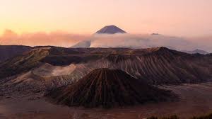 Unduh gratis 100.000+ gambar pegunungan & gunung meletus. Gunung Bromo Dan 4 Tempat Wisata Di Indonesia Dengan Pemandangan Kabut Awan Yang Menawan Tribun Travel