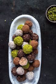 Vegane Rumkugeln Ohne Nusse Und Raffinierten Zucker Glutenfrei Rezept Rumkugeln Rezept Lebensmittel Essen Rumkugeln