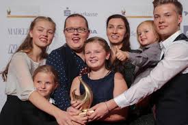 The kelly family feierte in den neunzigerjahren ihren durchbruch. Kelly Family 3000 Euro Strafe Gericht Stuft Auftritt Von Angelo Kellys Sohn Als Kinderarbeit Ein Augsburger Allgemeine