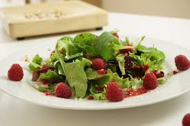 Wildkrautersalat Mit Mandeln Und Himbeerdressing Basische Rezepte Rezept Rezepte Lebensmittel Essen Basische Rezepte