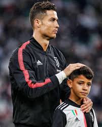 علما أن النجم البرتغالي كريستيانو رونالدو ظهر لأول مرة مع جورجينا رسميا، في يناير 2017، عندما اصطحبها معه إلى حفل جائزة الكرة الذهبية التي توج بها صاروخ ماديرا كريستيانو رونالدو. Filgoal Com ÙƒØ±ÙŠØ³ØªÙŠØ§Ù†Ùˆ Ø±ÙˆÙ†Ø§Ù„Ø¯Ùˆ Ù…Ø¹ Ø§Ø¨Ù†Ù‡ ÙƒØ±ÙŠØ³ØªÙŠØ§Ù†Ùˆ Ø¬ÙˆÙ†ÙŠÙˆØ± Facebook