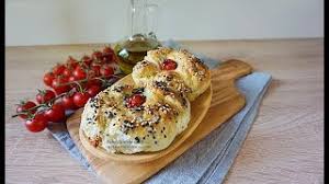 A iesit foarte pufoasa si gustoasa! Chifle Turcesti Cu Iaurt Si Marar Youtube