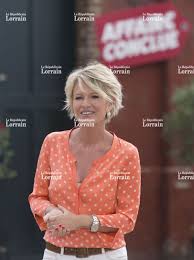 Loisirs Sophie Davant Partir A La Recherche D Objets Coiffure Sophie Davant Coupes De Cheveux Sophie Davant Idees Cheveux Courts