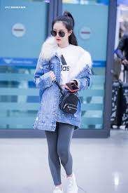#airportfashion by #naeun #apink pic.twitter.com/0aupmspxaw. Airport Fashion Serba Putih Ala Naeun Apink