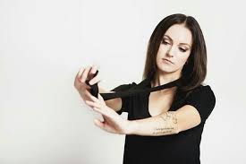 Se zpěvákem milanem peroutkou (29) jsou ostřílenou moderátorskou dvojicí ve snídani s novou. Carrie Kirsten Carry On Youtube Okay Gesture