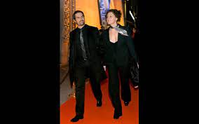 El señor lópez está … casa y escribe una carta … el hĳo. Filipe Duarte E Nuria Mencia Ja Foram Pais Nova Gente