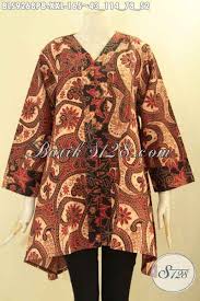 Pakaian dicirikan oleh kerah berdiri, membuka sisi kanan, pas pinggang, dan tergelincir bawah, yang sepenuhnya dapat memicu. Baju Batik Atasan Ukuran Big Size Blouse Batik Istimewa Model A Kerah V Dengan Padua Dual Motif Jenis Printing Cabut Pakaian Batik Perempuan Gemuk Pas Buat Seragam Kerja Atau Untuk Hangout Bls9268pb Xxl