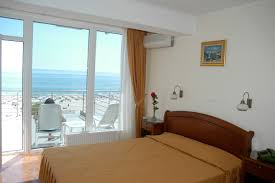 Se ofera cazare in 120 camere duble (82 camere cu pat matrimonial si 38 duble twin) si 6 apartamente. Hotel Comandor Mamaia Romania