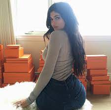 Nació el 7 de marzo de 2005 en hong kong. Kylie Jenner S Fashionnova Instagram Ad Causes Controversy Teen Vogue