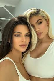 У кайли есть старшая сестра по имени кендалл. Here Are The First Pictures Of The Kendall Jenner X Kylie Cosmetics Makeup Collection Vogue Paris