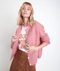 Cela peut sembler un étrange assortiment de couleurs, mais a réception j'ai trouvé la dentelle rose trop vive à mon gout et intégrer de l'écru m'a donné. Gilet En Laine Melangee Rose Ary Femme Maison 123