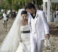 Fresh Start Shania Twain And Frederic Thiebaud Rang In 2011 By Tying The Knot On New Yea Celebrity Wedding Photos Celebrity Wedding Dresses Celebrity Weddings