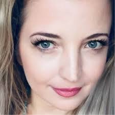 Stephanie Mahn's Instagram, Twitter & Facebook