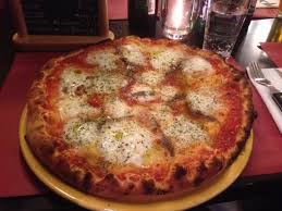Le classiche sono al pomodoro, con le verdure, ai quattro formaggi, con le patatine, con le cime di rapa e. Pizza Napoli Con Origano Acciughe E Basilico Picture Of La Zoccola Del Pacioccone Pizzeria Amsterdam Tripadvisor