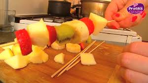 Dessert Comment Preparer Des Brochettes De Fruits Caramelises Youtube