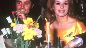 Senta berger erhält einen vertrag beim berliner produzenten artur brauner. Nrgz7w02zcyk5m