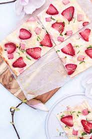 Hier gehts direkt zum neuen rhabarber blog beitrag backe deinen perfekten gugelhupf Erdbeer Rhabarber Flammkuchen Schnelles Rezept Filizity Kreativmagazin Food Blog