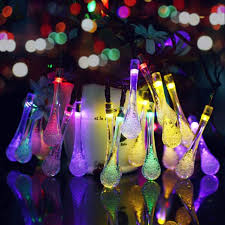 Que vous ayez un jardin ou un balcon, vous pouvez tout à fait installer des guirlandes lumineuses, un sapin d'extérieur décoré ou encore une couronne de noël accrochée à votre porte. Decoration Noel Led Exterieur Rue Du Commerce