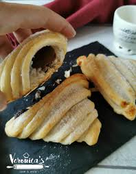 Se proprio non siete capaci di fare grandi cose in cucina, ritagliate la pasta sfoglia in quadrati, farcitela al centro e poi ripiegate tutti gli angoli verso il centro pressandoli insieme con le dita per chiudere bene la pasta. Conchiglie Di Pasta Sfoglia Alla Nutella