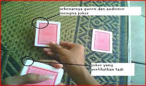Buat tanda damai dengan tangan dominan anda dan jepit kartu di antara dua jari. Change Card The Magic Of Mentalism