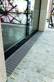 Die Dranagerinnen Hydra Aus Edelstahl Passen Sich Der Eleganz Des Gebaudes An Und Sorgen Fur Barrierefreie Bauernhaus Aussenbereich Hausverkleidung Sommergarten