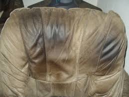 An einem sofa mit echtlederbezug steht die lederpflege im mittelpunkt des erhalts. Die Handhabung Von Gepragten Nubukledern Lederzentrum Spezialist Fur Lederpflege Lederreparatur Beratung