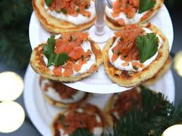 Tartare De Saumon Fume Sur Blinis Tiedes Recette Tartare De Saumon Fume Recettes De Cuisine Tartare De Saumon