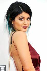 Schwarze Haare Blaue Strahnen Olivfarbene Haut Weinrote Lippen Weinrotes Abendkleid Haarfarben Schwarz Blaue Haare Blaue Haare