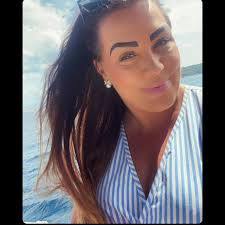 Ugens is: Rubinsteinkage 🍰 En traditionsrig konditorklassisker, nu som is,  er klar i disken! Vores Rubinsteinkage-is er en fortolkning af den gamle  klassiske konditorkage. Den er bygget op af rom- og råcreme-is