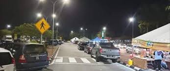Pertama, shalat wajib harus dilakukan dengan cara sempurna, yaitu dengan berdiri, bisa rukuk, bisa sujud, dan menghadap kiblat. Jalan Sesak R R Penuh Bolehkah Solat Di Dalam Kereta Ini Hukumnya