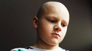 Kopaszra nyíratta magát a hétéves kisfiú, hogy támogassa rákos barátját