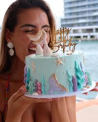 Happy birthday to me🎉🧜🏼‍♀️🫶🏼 and a special thank to @lacakecafe for  making the most gorgeous cake 🎂🫶🏼🧜🏼‍♀️🪸 celebrating 30✨ i feel so  grateful 🩷 looking back i see an incredible journey that