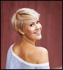 Perfekte kurzhaarschnitte die mehr fülle zeigen! Frisuren Fur Kurze Und Dunne Haare 2018 Meine Frisuren Pixie Haarschnitt Kurze Pixie Haarschnitte Haarschnitt