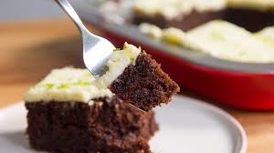 Dieser glutenfreie und zuckerfreie zucchinikuchen mit haselnüssen braucht in der zubereitung gerade mal 20 minuten und schmeckt köstlich! Zucchinikuchen Rezept Fur Schokoladigen Zucchinikuchen Vom Blech Bayern 1 Radio Br De