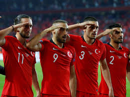 Das türkische team ging als geheimfavorit ins turnier. Turkei Spieler Der Fussball Nationalmannschaft Sind Bereit Soldaten Zu Sein Fussball