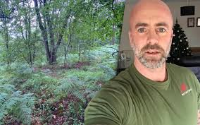 Ook hij nam een penetrante geur waar en ging met. Cp02vdbz8c1ktm