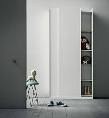 Ist der flur dagegen eher klein, eignen sich schränke mit einer geringeren tiefe von knapp 40 cm und wirken nicht zu wuchtig. Schmale Garderobe Im Flur Spart Platz 24 Designs Von Birex Schmaler Schrank Flurschrank Schmaler Kleiderschrank