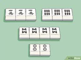 The 'dealer' begins with the die east wind (東, dōng) face up. How To Play Mahjong With Pictures Wikihow
